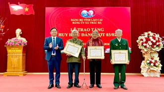 Đảng ủy xã Thác Bà trao Huy hiệu Đảng đợt 3/2 cho 15 đảng viên