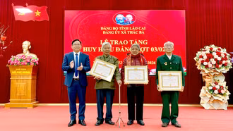 Đảng ủy xã Thác Bà trao Huy hiệu Đảng đợt 3/2 cho 15 đảng viên