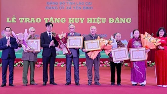 63 đảng viên xã Yên Bình được trao Huy hiệu Đảng đợt 7/11/2025