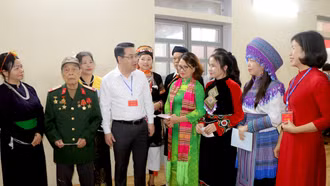 Đồng chí Nguyễn Tuấn Anh - Phó Bí thư Tỉnh ủy, Chủ tịch UBND tỉnh, Chủ tịch Ủy ban Bầu cử tỉnh trò chuyện với cử tri.