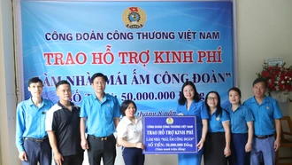 Công đoàn Công thương Việt Nam trao kinh phí xây dựng nhà “Mái ấm công đoàn”