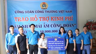 Công đoàn Công thương Việt Nam trao kinh phí xây dựng nhà “Mái ấm công đoàn”