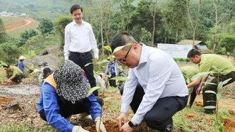 Đoàn công tác Báo Nhân Dân trao tặng và trồng cây xanh tại thôn Làng Nủ