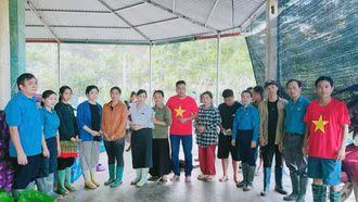 Liên đoàn Lao động tỉnh phối hợp trao quà cho người dân vùng lũ huyện Bảo Yên