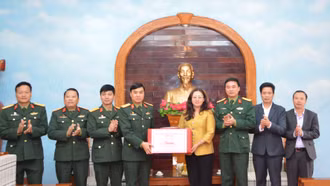 Phó Chủ tịch UBND tỉnh Giàng Thị Dung thăm, chúc mừng Sư đoàn 316 nhân kỷ niệm 80 năm ngày thành lập Quân đội Nhân dân Việt Nam