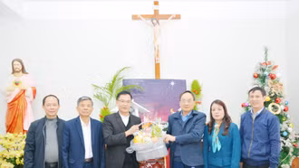 Chủ tịch Ủy ban MTTQ Việt Nam tỉnh chúc mừng Giáo xứ Lào Cai nhân dịp Giáng sinh