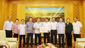 Tỉnh ủy Lâm Đồng tặng quà hỗ trợ người dân bị thiệt hại do mưa lũ tỉnh Lào Cai