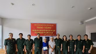 Trao tặng kinh phí hỗ trợ xóa nhà tạm cho hội viên cựu chiến binh huyện Bảo Yên