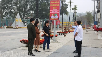 Đoàn công tác đã kiểm tra thực tế việc treo pa nô, áp phích tại một số tuyến đường, địa điểm công cộng ở các xã, phường trung tâm tỉnh.