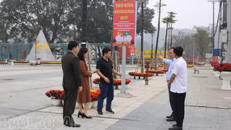 Đoàn công tác đã kiểm tra thực tế việc treo pa nô, áp phích tại một số tuyến đường, địa điểm công cộng ở các xã, phường trung tâm tỉnh.