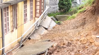 Mưa lớn, 70 hộ dân xã Lương Thịnh phải di dời ngay trong đêm 