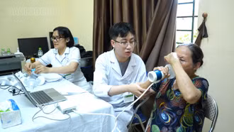 Hơn 600 người được khám sàng lọc miễn phí bệnh phổi tắc nghẽn mạn tính và hen phế quản