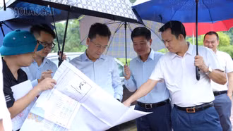 Phó Chủ tịch UBND tỉnh Nguyễn Thành Sinh kiểm tra thực địa triển khai nhiệm vụ ứng phó với mưa lũ 