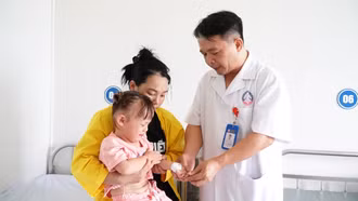 Phẫu thuật tạo hình chuyển vạt, vá da, điều trị di chứng tai nạn cho trẻ sau bỏng điện