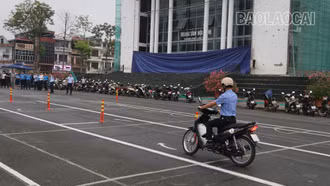 300 công nhân, viên chức, lao động tham dự chương trình “Công đoàn chung tay vì an toàn giao thông”