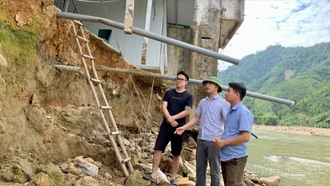 Lãnh đạo xã Phong Dụ Thượng kiểm tra tình hình thiệt hại do bão lũ.
