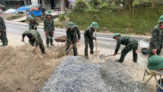 Trung đoàn 254 giúp xã Pha Long xây dựng nông thôn mới