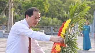 Đoàn đại biểu tỉnh Lào Cai dâng hương tưởng niệm Chủ tịch Hồ Chí Minh và các anh hùng liệt sĩ