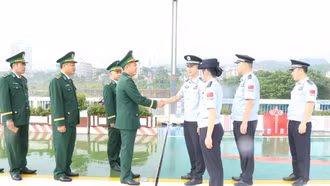  Đồn Biên phòng Cửa khẩu Quốc tế Lào Cai chúc mừng lực lượng bảo vệ biên giới phía bạn