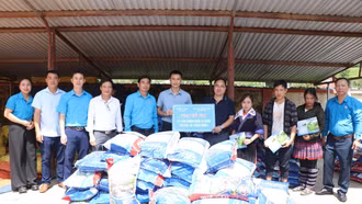 Liên đoàn Lao động tỉnh hỗ trợ phân bón, trao quà cho người dân xã Mù Cang Chải, xã Púng Luông