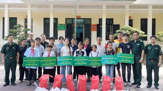 Trao quà và học bổng cho học sinh Lào Cai nhân dịp năm học mới