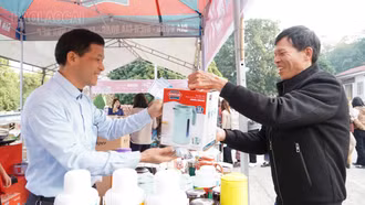 Hơn 700 triệu đồng tặng quà tết cho đoàn viên, lao động huyện Văn Bàn 