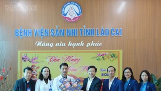 Liên đoàn Lao động tỉnh thăm, tặng quà các đơn vị làm nhiệm vụ trong Tết