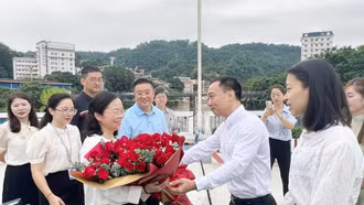 Đoàn đại biểu huyện Hà Khẩu, Vân Nam (Trung Quốc) nhập cảnh vào Việt Nam tham gia các hoạt động xúc tiến thương mại