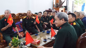 Người dân Lào Cai háo hức xem truyền hình trực tiếp Lễ kỷ niệm 50 năm Ngày Giải phóng miền Nam