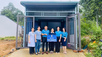 Công đoàn phường Lào Cai: Trao kinh phí hỗ trợ 2 nhà “Mái ấm Công đoàn”