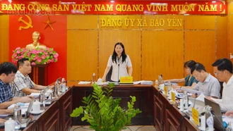 Phó Chủ tịch UBND tỉnh Vũ Thị Hiền Hạnh duyệt văn kiện Đại hội Đảng bộ xã Xuân Hòa, Thượng Hà, Phúc Khánh
