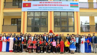 Đồng chí Phó Chủ tịch UBND tỉnh Vũ Thị Hiền Hạnh dự lễ khánh thành công trình nhà lớp học Trường Tiểu học Trần Phú