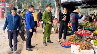  Công an xã Trấn Yên ra quân lập lại trật tự hành lang an toàn giao thông 