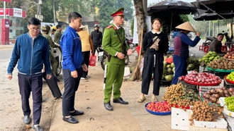  Công an xã Trấn Yên ra quân lập lại trật tự hành lang an toàn giao thông 