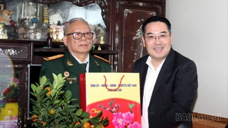 Chủ tịch UBND tỉnh - Nguyễn Tuấn Anh thăm, tặng quà Tết tại phường Yên Bái