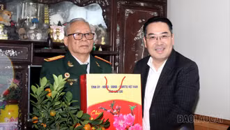 Chủ tịch UBND tỉnh - Nguyễn Tuấn Anh thăm, tặng quà Tết tại phường Yên Bái