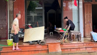 Người dân khẩn trương dọn dẹp sau lũ