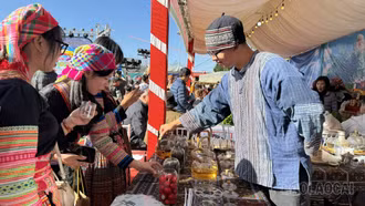 Độc đáo Hội chợ sản vật vùng cao và không gian trưng bày sản phẩm trà Shan tuyết