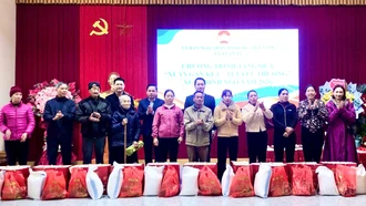 Xã Xuân Ái huy động trên 820 triệu đồng trao quà Tết cho các gia đình chính sách, hộ nghèo