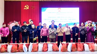 Xã Xuân Ái huy động trên 820 triệu đồng trao quà Tết cho các gia đình chính sách, hộ nghèo