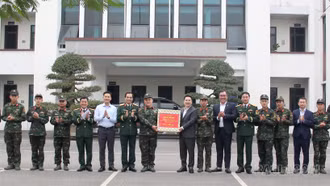 Chủ tịch UBND tỉnh Nguyễn Tuấn Anh thăm, động viên, tặng quà các lực lượng làm nhiệm vụ đêm giao thừa