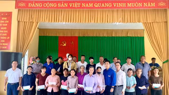 Lãnh đạo Tỉnh đoàn Lào Cai và Phòng khám Đa khoa Bạch Mai - Văn Yên tặng thẻ khám chữa bệnh cho người dân.