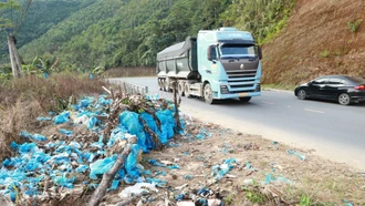 Xã Mường Khương chỉ đạo xử lý tình trạng túi nilon bủa vây Quốc lộ 4D sau phản ánh của Báo và Phát thanh, Truyền hình Lào Cai