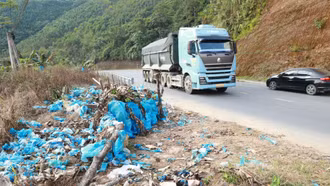 Xã Mường Khương chỉ đạo xử lý tình trạng túi nilon bủa vây Quốc lộ 4D sau phản ánh của Báo và Phát thanh, Truyền hình Lào Cai