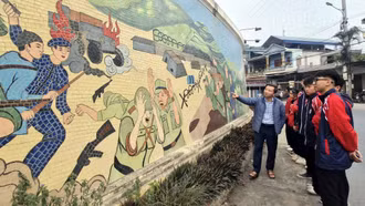 Bức tranh gốm sứ ở xã Bảo Thắng: Thắp lửa tự hào dân tộc