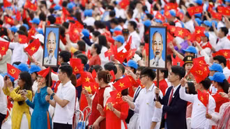 Tự hào cờ Tổ quốc giữa trời thu Hà Nội