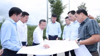 Chủ tịch UBND tỉnh Trần Huy Tuấn kiểm tra một số dự án tại phường Cam Đường và Lào Cai