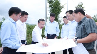 Chủ tịch UBND tỉnh Trần Huy Tuấn kiểm tra một số dự án tại phường Cam Đường và Lào Cai