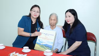 Phó Bí thư Tỉnh ủy Giàng Thị Dung thăm, tặng quà người có công, gia đình chính sách xã Thượng Bằng La