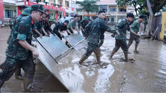 Bộ đội – Điểm tựa trong mưa lũ